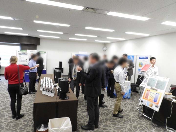 コーヒーブレイクタイムでは多くの見学者にYITOAマイクロテクノロジーを知ってもらうことができました