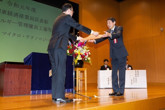 表彰状を受け取る寺田前社長